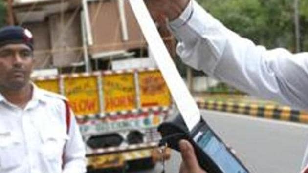 New Delhi, India - September 1, 2019: Delhi Traffic Police personnel issue a fine to a truck driver after the implementation of the amended Motor Vehicles Act that came into force today, near KG Marg in New Delhi, India, on Sunday, September 1, 2019. (Photo by Arvind Yadav/ Hindustan Times)(Arvind Yadav/HT PHOTO) New Delhi, India - September 1, 2019: Delhi Traffic Police personnel issue a fine to a truck driver after the implementation of the amended Motor Vehicles Act that came into force today, near KG Marg in New Delhi, India, on Sunday, September 1, 2019. (Photo by Arvind Yadav/ Hindustan Times)(Arvind Yadav/HT PHOTO)