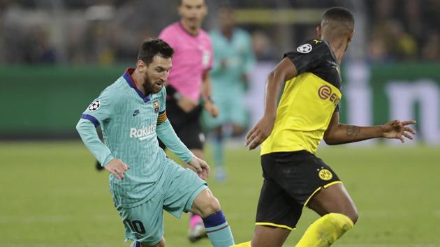 Barcelona's Lionel Messi challenges for the ball with Dortmund's Manuel Akanji during the Champions League Group F soccer match between Borussia Dortmund and FC Barcelona in Dortmund, Germany, Tuesday, Sept. 17, 2019.(AP)