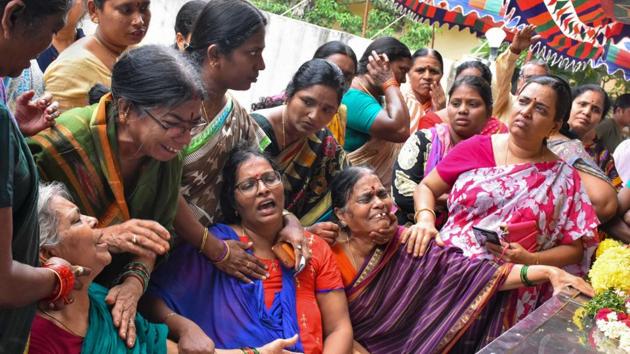 Family members mourn near the body of Godavari boat tragedy victim.(PTI Photo)