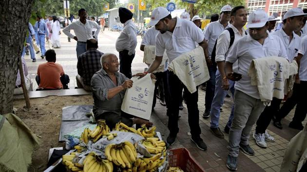 A volunteer gives a cotton bag to a roadside vendor selling bananas.Swati Singh Sambyal, programme manager (Municipal Solid Waste) at CSE said that before enforcing a ban a baseline analysis identifying the most problematic SUP and assessing their impact should be done. After this, regulatory actions, economic incentives, etc. need be figured. Engaging stakeholders and getting their views is also a must. (Altaf Qadri / AP) A volunteer gives a cotton bag to a roadside vendor selling bananas.Swati Singh Sambyal, programme manager (Municipal Solid Waste) at CSE said that before enforcing a ban a baseline analysis identifying the most problematic SUP and assessing their impact should be done. After this, regulatory actions, economic incentives, etc. need be figured. Engaging stakeholders and getting their views is also a must. (Altaf Qadri / AP)