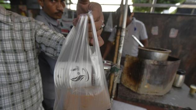 A tea seller hands tea in a plastic bag at Connaught Place. Some states such as Telangana, Maharashtra, Tamil Nadu, Himachal Pradesh have banned plastic bottles and tetra packs, single-use straws and styrofoam tea cups among others. But many like Bihar banned only polythene bags. In Delhi, plastic measuring less than 50 microns has been banned but there is no imminent ban on the use of SUP. (Raj K Raj / HT Photo) A tea seller hands tea in a plastic bag at Connaught Place. Some states such as Telangana, Maharashtra, Tamil Nadu, Himachal Pradesh have banned plastic bottles and tetra packs, single-use straws and styrofoam tea cups among others. But many like Bihar banned only polythene bags. In Delhi, plastic measuring less than 50 microns has been banned but there is no imminent ban on the use of SUP. (Raj K Raj / HT Photo)