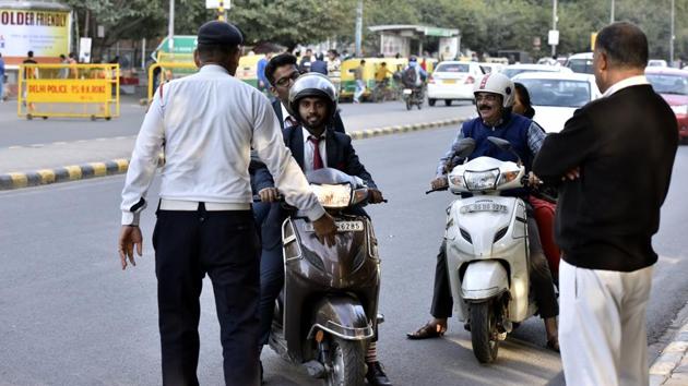 Traffic Police issues challan for driving without helmet at Barakhamba Road, Connaught Place, in New Delhi, India.(Sonu Mehta/HT PHOTO)