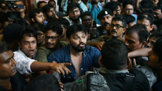 BJP leader Babul Supriyo argues with Left students of Jadavpur University while he was coming out after attending a meeting of ABVP at LP Badu hall of JU at Kolkata on September 19, 2019. (Photo Samir Jana/HT)