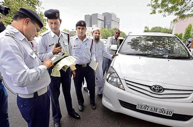 Traffic police fine violators of odd even restriction at ITO crossing in New Delhi(Raj K Raj/ Hindustan Times)