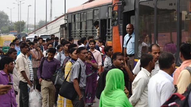 Daily commuters are seen during a strike by United Front of Transport Association (UFTA) against various provisions of the amended Motor Vehicle (MV) Act, in New Delhi.(Burhaan Kinu/HT photo) Daily commuters are seen during a strike by United Front of Transport Association (UFTA) against various provisions of the amended Motor Vehicle (MV) Act, in New Delhi.(Burhaan Kinu/HT photo)