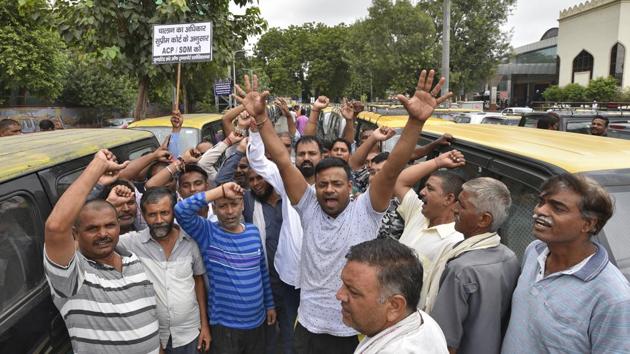 Taxi drivers shout slogans against central and Delhi government during a strike call by United Front of Transport Associations against the hefty penalities for road traffic violations under the amended Motor Vehicles Act, at Nizamuddin Railway Station, in New Delhi, India, on Thursday, September 19, 2019.(Burhaan Kinu/HT PHOTO)