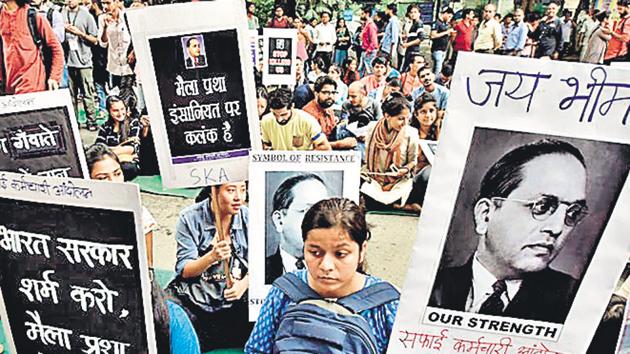 People hold placards during a protest against the violation of Manual Scavenging Prohibition Act 2013, Jantar Mantar, New Delhi, September 25, 2018(Sushil Kumar/HT PHOTO)