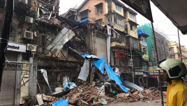 The building was vacant and no one is feared trapped. (Bhushan Koyande / HT Photo) The building was vacant and no one is feared trapped. (Bhushan Koyande / HT Photo)