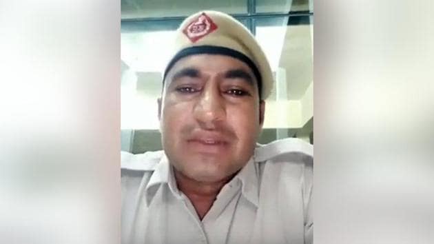 In the video, the cop also talks about the importance of maintaining road safety.(YouTube/Shayari tutorial)