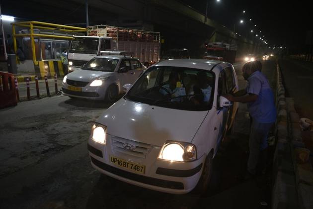 A vehicle is checked for its RFID Card at Ghazipur toll booth in New Delhi, (Biplov Bhuyan/ Hindustan Times) A vehicle is checked for its RFID Card at Ghazipur toll booth in New Delhi, (Biplov Bhuyan/ Hindustan Times)