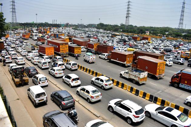 Efficient governance would control parking, prevent encroachment, and make traffic flow more freely by enforcing rules. In Delhi, governance is so poor that the bus-lane experiment failed because traffic other than buses was not prevented from driving down the lanes(Yogesh Kumar/Hindustan Times)