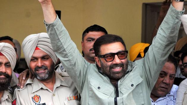 BJP MP and actor Sunny Deol was accused of illegally pulling the chain of train 2413-A Uplink Express, which led to its delay by 25 minutes.(Nitin Kanotra / Hindustan Times)