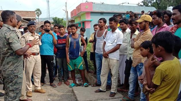 Police team collects details after a septuagenarian was beaten to death on suspicion of being child lifter in remote Kucha Pahari area under Mirzachoki police station in Sahebganj district. (HT Photo) Police team collects details after a septuagenarian was beaten to death on suspicion of being child lifter in remote Kucha Pahari area under Mirzachoki police station in Sahebganj district. (HT Photo)