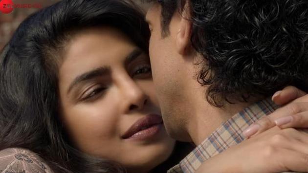 Priyanka Chopra looks gorgeous as she romances Farhan Akhtar in The Sky Is Pink song Dil Hi Toh Hai.