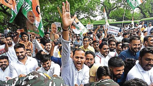 Youth Congress supporters protesting outside Finance Minister Nimala Sitharaman’s residence against the economic slowdown and high rates of unemployment are met with security personnel in New Delhi. (Vipin Kumar/ Hindustan Times) Youth Congress supporters protesting outside Finance Minister Nimala Sitharaman’s residence against the economic slowdown and high rates of unemployment are met with security personnel in New Delhi. (Vipin Kumar/ Hindustan Times)