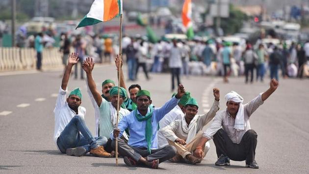Around 300 farmers had stationed themselves in Transport Nagar on Friday after their talks failed with the ministry of agriculture and the Noida district administration. (RAJ K RAJ/HT PHOTO) Around 300 farmers had stationed themselves in Transport Nagar on Friday after their talks failed with the ministry of agriculture and the Noida district administration. (RAJ K RAJ/HT PHOTO)