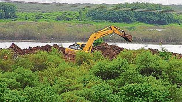 The bench noted that the Supreme Court in 2003 ordered that 141.77 ha, including the two parcels, be used as a dumping ground at Kanjurmarg after MPCB’s decision to close the dumping site at Chincholi Bunder. (HT file) The bench noted that the Supreme Court in 2003 ordered that 141.77 ha, including the two parcels, be used as a dumping ground at Kanjurmarg after MPCB’s decision to close the dumping site at Chincholi Bunder. (HT file)