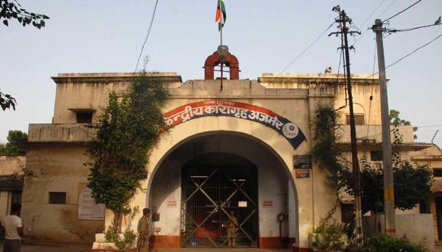 Jail staff at Ajmer Central jail allegedly ran a bribery racket to provide inmates various products and services banned inside the prison.(HT FILE PHOTO)