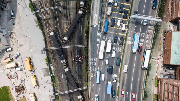 Rescue workers (C) standing on a railway track near a passenger train, after it derailed during rush hour outside Hung Hom station on the Kowloon side of Hong Kong. (Anhony Wallace / AFP) Rescue workers (C) standing on a railway track near a passenger train, after it derailed during rush hour outside Hung Hom station on the Kowloon side of Hong Kong. (Anhony Wallace / AFP)