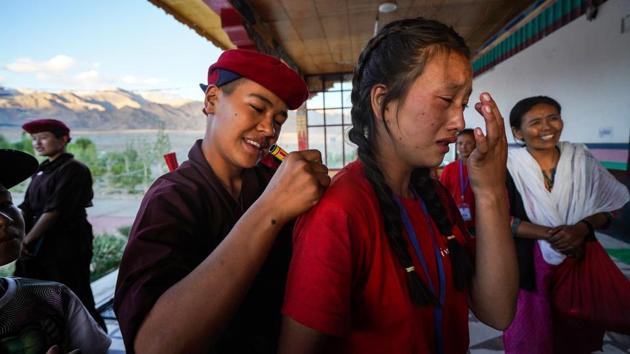 An emotional goodbye as a nun writes a parting message on to participant’s t-shirt. (Hemanshi Kamani / HT Photo) 