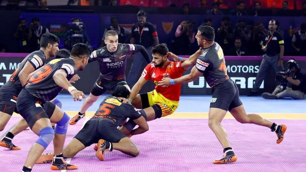 U Mumba’s strong defence against Gujarat Fortunegiants.(PKL)