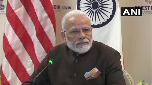 Earlier, when at the airport, PM Modi won hearts of netizens with his ‘swachhata’ gesture.(Twitter/ANI) Earlier, when at the airport, PM Modi won hearts of netizens with his ‘swachhata’ gesture.(Twitter/ANI)