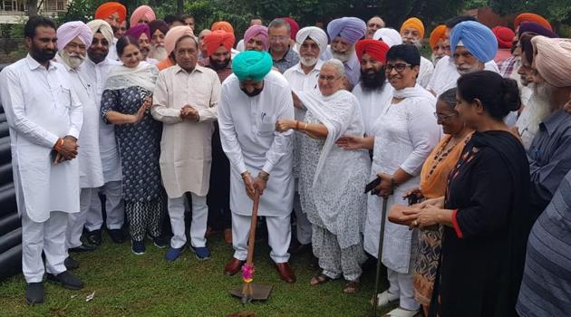 Punjab health and family welfare minister Balbir Singh Sidhu inaugurating the new water pipeline project in Phase-11, Mohali, which was already launched by mayor Kulwant Singh along with area councillor Opinder Preet Kaur on September 19.(HT PHOTO)