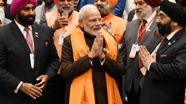 PM Modi interacts with the Sikh Community in Houston.(Photo: Twitter/@narendramodi)