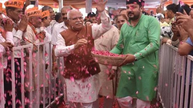 Haryana Chief Minister Manohar Lal Khattar showers flower petals on party workers during a felicitation event near Sector 10A, in Gurugram(Yogesh Kumar/Hindustan Times) Haryana Chief Minister Manohar Lal Khattar showers flower petals on party workers during a felicitation event near Sector 10A, in Gurugram(Yogesh Kumar/Hindustan Times)