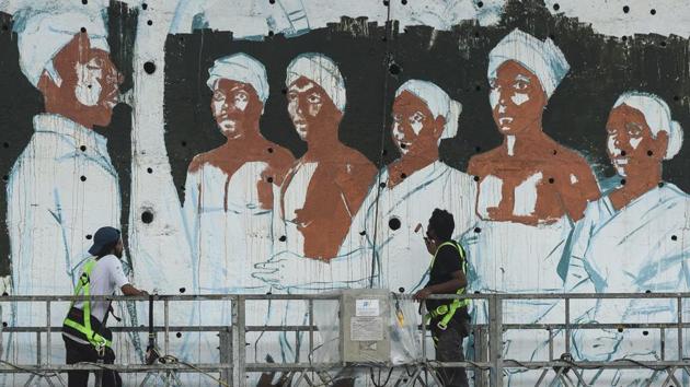 A painter paints a wall at Ismail Yusuf College as part of the beautification at Western Express Highway,Jogeshwari, in Mumbai, Maharashtra. (Pramod Thakur / HT Photo) A painter paints a wall at Ismail Yusuf College as part of the beautification at Western Express Highway,Jogeshwari, in Mumbai, Maharashtra. (Pramod Thakur / HT Photo)