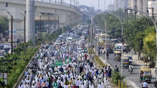 Bharatiya Kisan Sangathan members march to raise their demands of loan waiver, higher rate for sugarcane crops and the recently revised power tariff, in Noida, Uttar Pradesh. The members were marching from Noida to Delhi’s Kisan Ghat over their demands. (Sunil Ghosh / HT Photo) Bharatiya Kisan Sangathan members march to raise their demands of loan waiver, higher rate for sugarcane crops and the recently revised power tariff, in Noida, Uttar Pradesh. The members were marching from Noida to Delhi’s Kisan Ghat over their demands. (Sunil Ghosh / HT Photo)