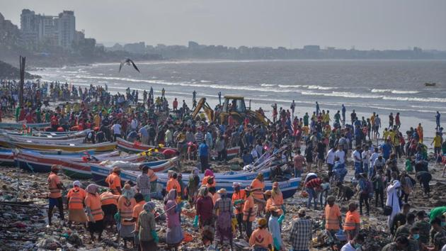 Volunteers join a clean-up drive to commemorate ‘International Coastal Cleanup Day’ at Versova beach, in Mumbai, Maharashtra. (Ragul Krishnan / HT Photo) Volunteers join a clean-up drive to commemorate ‘International Coastal Cleanup Day’ at Versova beach, in Mumbai, Maharashtra. (Ragul Krishnan / HT Photo)
