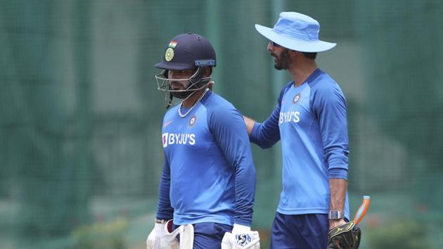 Rishabh Pant seeking advice from India’s batting coach Vikram Rathore.(AP)