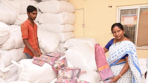 Around 1.02 crore women in Telangana are expected to get the sarees under the TRS government’s scheme.(HT PHOTO)