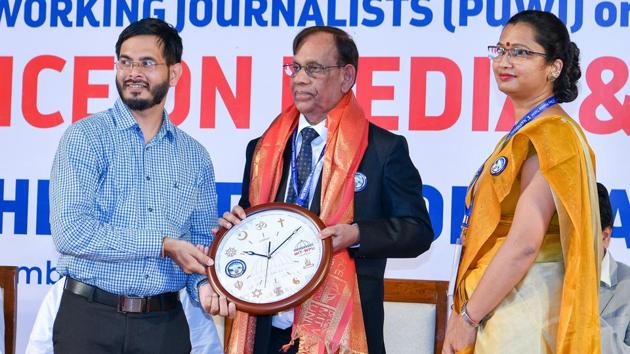 Senior journalist SN Vinod (C) felicitated by Prasad Kulkarni (left), president, Pune union of working journalists. (HT PHOTO) Senior journalist SN Vinod (C) felicitated by Prasad Kulkarni (left), president, Pune union of working journalists. (HT PHOTO)