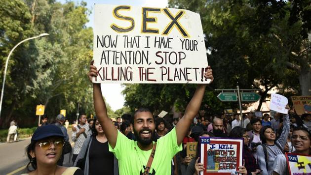 People hold placards and raise slogans for Climate justice and Climate Emergency march from Lodhi garden to Envirionment Ministry at Lodhi road.(Biplov Bhuyan/HT PHOTO)