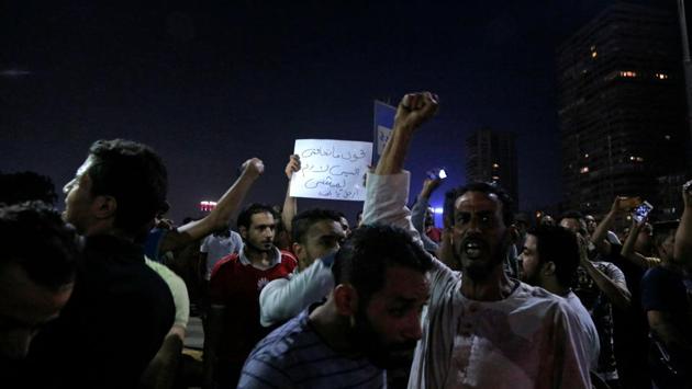 Egyptian protesters shout slogans as they take part in a protest calling for the removal of President Abdel Fattah al-Sisi in Cairo's downtown on September 20, 2019. Egyptian security forces clashed with hundreds of anti-government protesters in the port city of Suez on Saturday, firing tear gas and live rounds, said several residents who participated in the demonstrations. (AFP) Egyptian protesters shout slogans as they take part in a protest calling for the removal of President Abdel Fattah al-Sisi in Cairo's downtown on September 20, 2019. Egyptian security forces clashed with hundreds of anti-government protesters in the port city of Suez on Saturday, firing tear gas and live rounds, said several residents who participated in the demonstrations. (AFP)