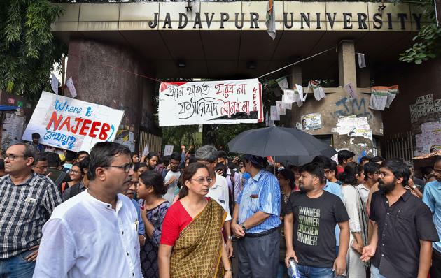 Debanjan Ballav, a college student who had allegedly heckled Union Minister Babul Supriyo at the Jadavpur university campus last month, has filed a police complaint claiming he was beaten up by Akhil Bharatiya Vidyarthi Parishad (ABVP) activists.(PTI Photo) Debanjan Ballav, a college student who had allegedly heckled Union Minister Babul Supriyo at the Jadavpur university campus last month, has filed a police complaint claiming he was beaten up by Akhil Bharatiya Vidyarthi Parishad (ABVP) activists.(PTI Photo)
