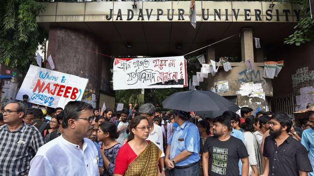 Faculty of Jadavpur University and students stand guard infront of the University gate during Akhil Bharatiya Vidyarthi Parishad (ABVP)'s march in protest against attack on Central Minister Babul Supriyo at Jadavpur University on Monday.(PTI Photo)