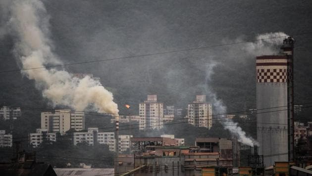 Project-affected people (PAP) had complained that the air was highly polluted in Mahul owing to the presence of heavy industries.(HT PHOTO) Project-affected people (PAP) had complained that the air was highly polluted in Mahul owing to the presence of heavy industries.(HT PHOTO)