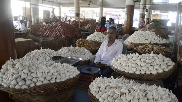 Prices of garlic have almost doubled in Maharashtra and have touched Rs 200 per kg. Maharashtra does not have any garlic production.(HT PHOTO)