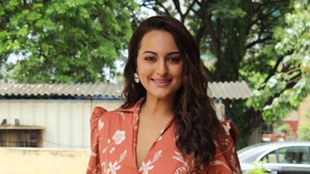 Sonakshi Sinha was trolled online after she couldn’t answer a Ramayana based question on Kaun Banega Crorepati.(IANS)
