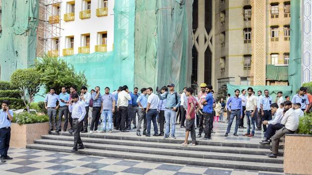 People come out of the Ambadeep Building at Connaught Place during a tremor in New Delhi, Tuesday, Sept. 24, 2019.(PTI)