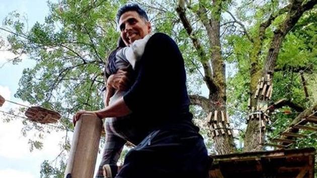 Akshay Kumar poses with daughter Nitara.