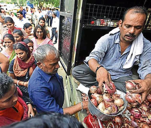 People stand in queue to buy onions sold at a subsidised rate of ?22 per kg by the Central government outside Krishi Bhawan in New Delhi, on Tuesday.(Sonu Mehta/HT PHOTO)