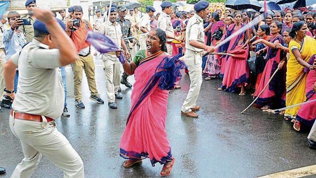 Police wielded batons against protesting aaganwadi workers in Ranchi, September 24, 2019. (HT Photo) Police wielded batons against protesting aaganwadi workers in Ranchi, September 24, 2019. (HT Photo)