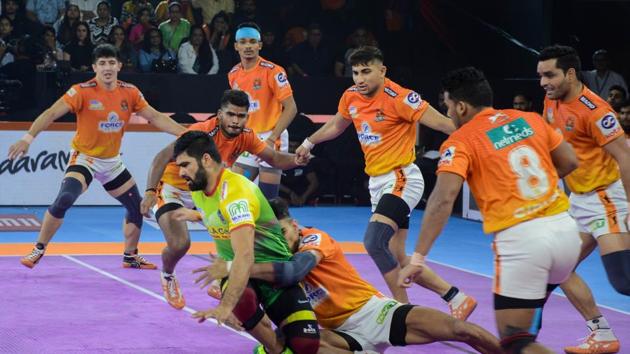 Puneri Paltan (in orange) in action against Patna Pirates players at Vivo Pro Kabaddi Season 7 at Shiv Chhatrapatti Sports Complex Balewadi (Milind Saurkar/HT Photo) Puneri Paltan (in orange) in action against Patna Pirates players at Vivo Pro Kabaddi Season 7 at Shiv Chhatrapatti Sports Complex Balewadi (Milind Saurkar/HT Photo)