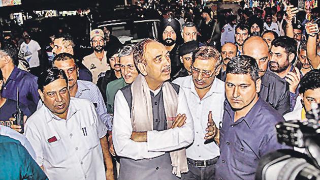 Senior Congress leader Ghulam Nabi Azad visits Raghunath Bazar in Jammu.(Photo: PTI)