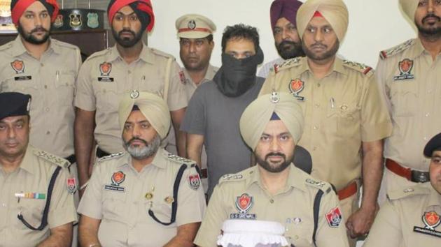 Punjab Police officials with the accused (face covered), in Ludhiana on Tuesday, September 24, 2019. (HT Photo) Punjab Police officials with the accused (face covered), in Ludhiana on Tuesday, September 24, 2019. (HT Photo)