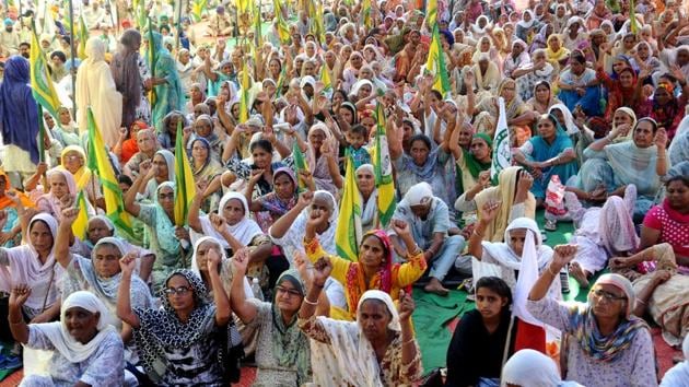 Members of different farmer unions protesting at the Mehmadpur village grain market in Patiala on Wednesday.(HT PHOTO)